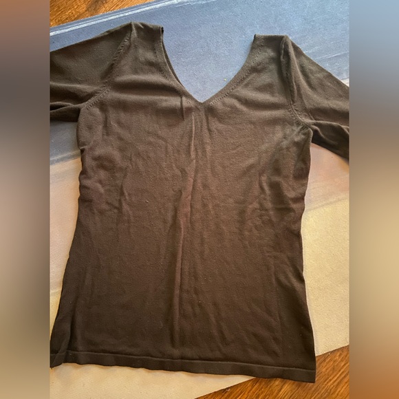 Loft V-Neck - Picture 4 of 6